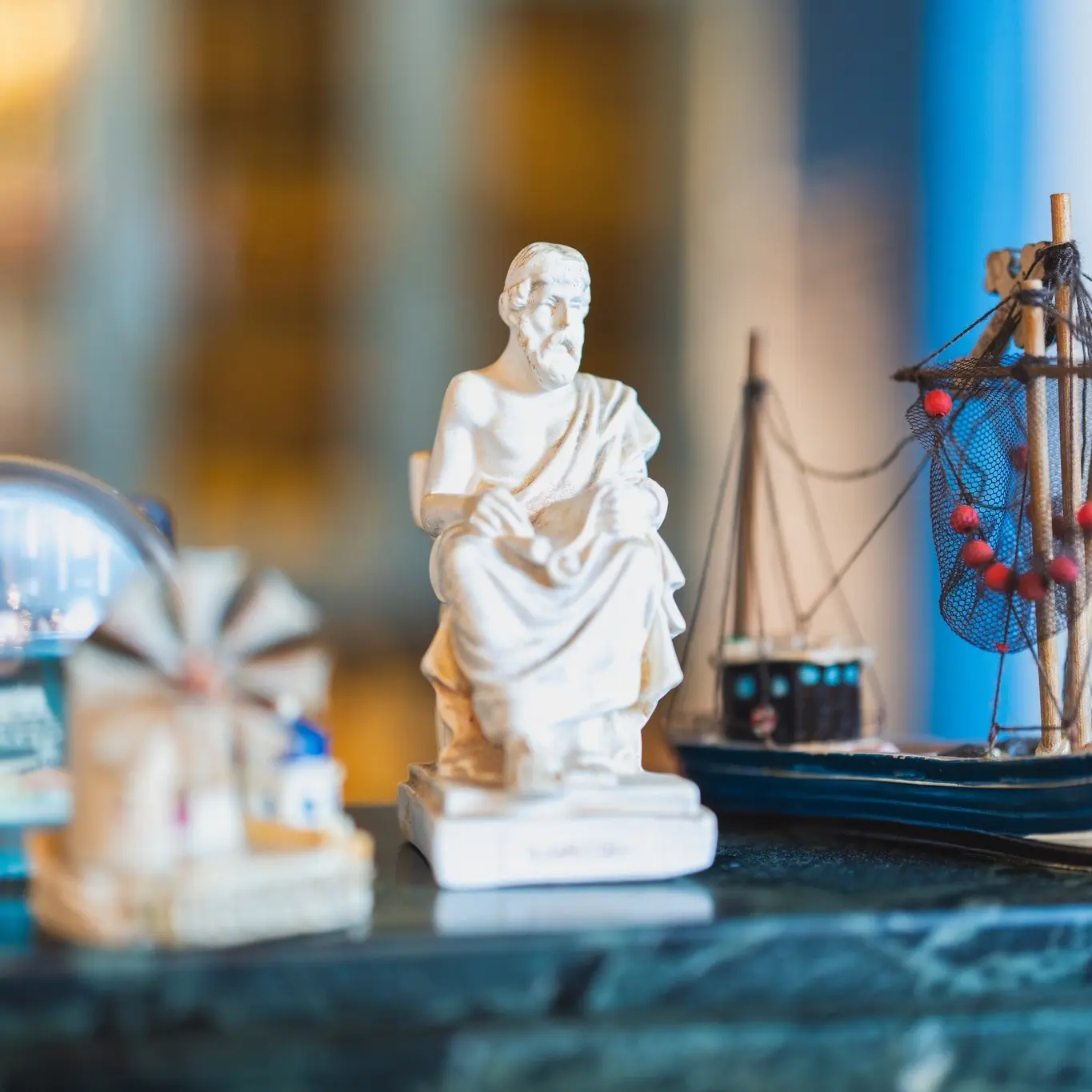 Platon-Statue als Detail im griechischen Restaurant Taverna Platon